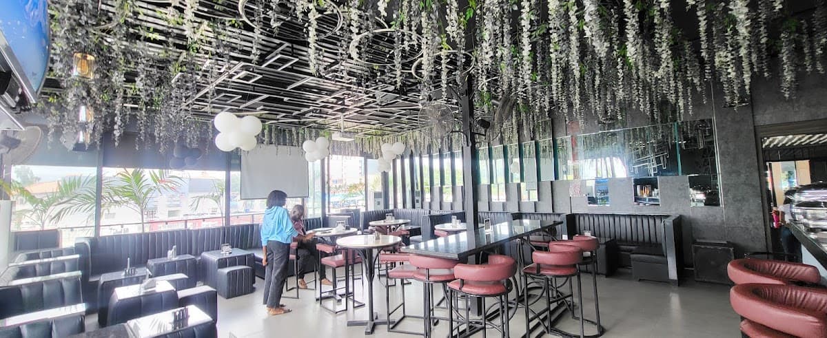 Bills Restaurant and Rooftop Lounge