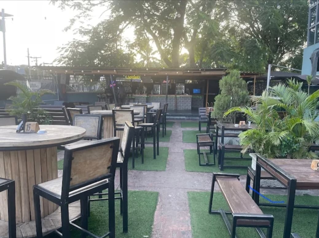 Sluggers Sports Bar & Lounge, Club in Ibadan, Ibadan